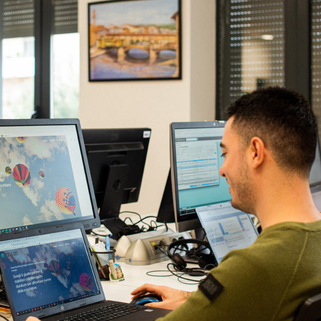 ragazzo al compiuter