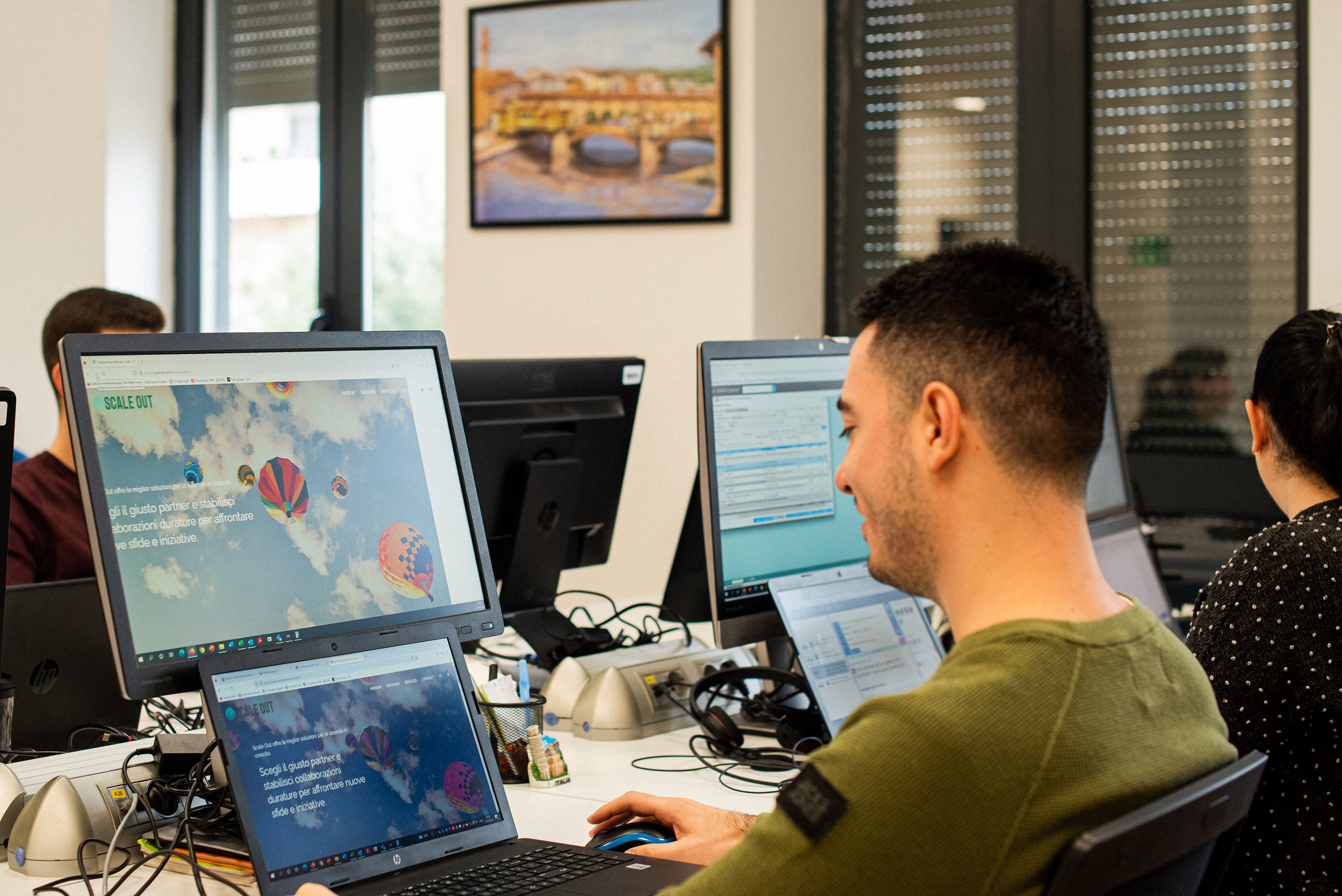 ragazzo al compiuter